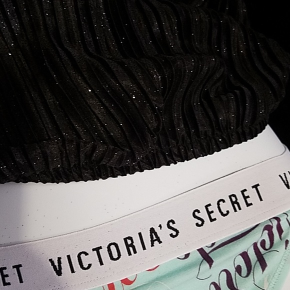 🆕Sparkly Black Pleated Top Size M - Picture 4 of 4